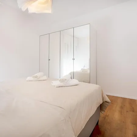 Apartment Modern With Balcony 12 Min Walk To The *