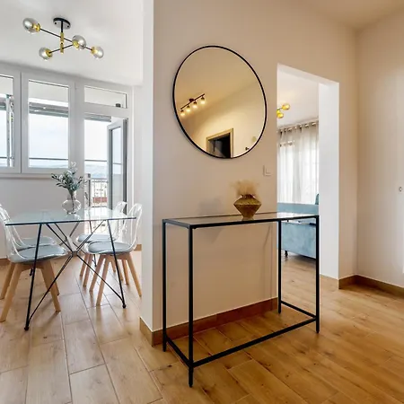 Modern With Balcony 12 Min Walk To The 스플리트