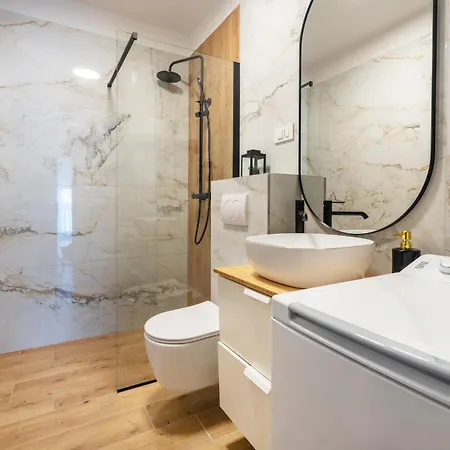 Modern With Balcony 12 Min Walk To The Apartment Split