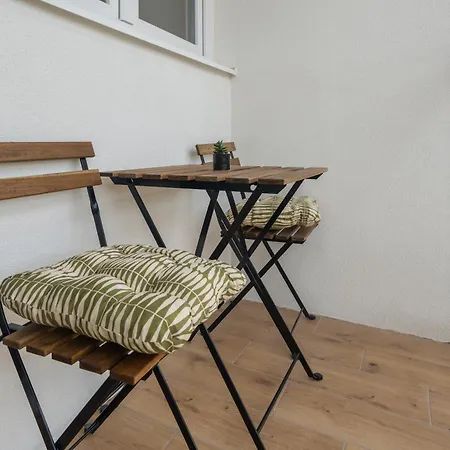 Apartment Modern With Balcony 12 Min Walk To The *