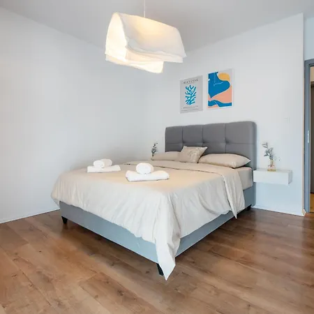 Modern With Balcony 12 Min Walk To The Apartment *