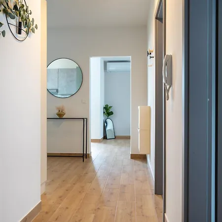 Apartment Modern With Balcony 12 Min Walk To The *