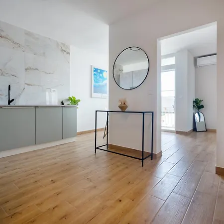 Apartment Modern With Balcony 12 Min Walk To The Split