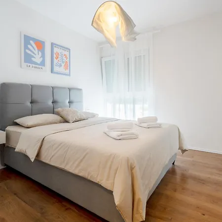 Modern With Balcony 12 Min Walk To The Apartment Split